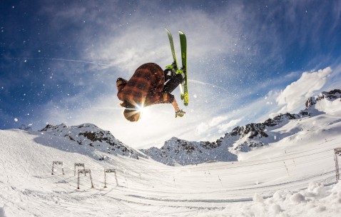 世界杯预测平台-波兰焦点战，舆论热浪裹挟赛事走向，阵容深度成关键考验
